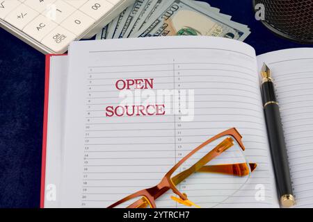 OPEN-SOURCE-Wörter, die in einem Geschäftsnotizbuch geschrieben werden, ein konzeptionelles Foto. Stockfoto