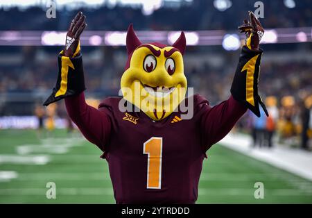 Arlington, TX, USA. Dezember 2024. Das Arizona State Sun Devils Maskottchen reagiert auf die Fans im dritten Quartal des Big XII Championship College-Fußballspiels gegen die Iowa State Cyclones im AT&T Stadium in Arlington, Texas. Austin McAfee/CSM/Alamy Live News Stockfoto