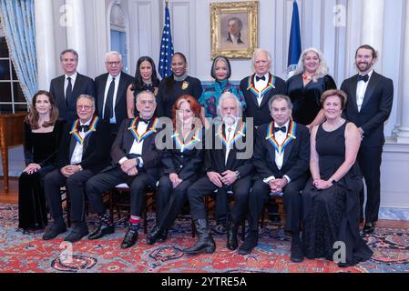 Von links nach rechts oben: Außenminister der Vereinigten Staaten Antony Blinken; David M. Rubenstein, Vorstandsvorsitzender des John F. Kennedy Center for the Performing Arts; Michelle Ebanks, Kamilah Forbes und Jonelle Procope als Vertreter des Apollo; und Billy Kreutzmann, Trixie Garcia, Tochter von Jerry Garcia; und Grahame Lesh, Sohn von Phil Lesh, von der legendären amerikanischen Rockband The Grateful Dead; von links nach rechts unten: Evan Ryan, Jazz-Trompeter, Pianist und Komponist Arturo Sandoval; gefeierter Regisseur und Filmemacher Francis Ford Coppola; Blues-Rock-Sänger, Songwriter und Gitarrist Bon Stockfoto