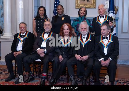 Von links nach rechts oben: Michelle Ebanks, Kamilah Forbes und Jonelle Procope, die Apollo und Billy Kreutzmann der legendären amerikanischen Rockband The Grateful Dead repräsentieren: Von links nach rechts unten: der Jazz-Trompeter, Pianist und Komponist Arturo Sandoval, der gefeierte Regisseur und Filmemacher Francis Ford Coppola Blues Rock-Sänger, Songwriter und Gitarrist Bonnie Raitt und Bobby Weir und Mickey Hart von der legendären amerikanischen Rockband The Grateful Dead, die Kennedy Center Honorees 2024, posieren für ein Gruppenfoto nach der Medallion-Zeremonie der 47. jährlichen Kennedy Center Honors im Stockfoto