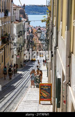 Die Bica Funicular ist eine Standseilbahn, die 1892 an einem steilen Hang in der Innenstadt von Lissabon errichtet wurde Stockfoto