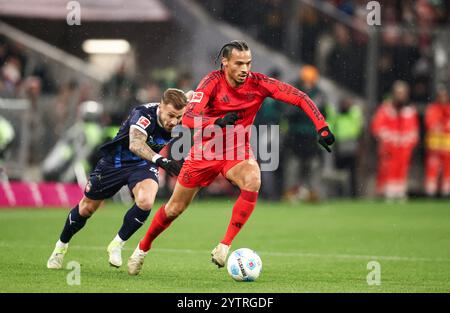 MÜNCHEN – 07. DEZEMBER: Leroy Sane von Bayern München streitet mit Niklas Dorsch vom FC Heidenheim während des Bundesliga-Spiels zwischen dem FC Bayern München und dem 1. FC Heidenheim 1846 in der Allianz Arena am 07. Dezember 2024 in München. © diebilderwelt / Alamy Stock Stockfoto