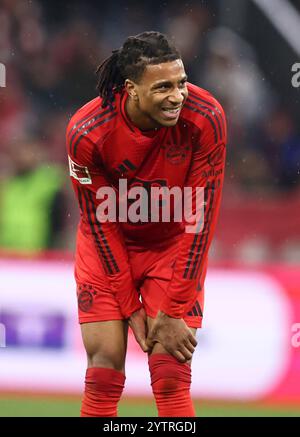 MÜNCHEN – 07. DEZEMBER: Michael Olise von Bayern München sieht beim Bundesliga-Spiel zwischen dem FC Bayern München und dem 1. DEZEMBER zu. FC Heidenheim 1846 in der Allianz Arena am 07. Dezember 2024 in München. © diebilderwelt / Alamy Stock Stockfoto