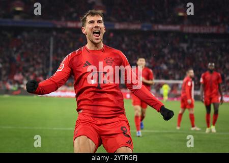 MÜNCHEN, DEUTSCHLAND - 07. DEZEMBER: Leon Goretzka von Bayern München feiert das Tor beim Bundesliga-Spiel zwischen dem FC Bayern München und 1 mit 3:1. FC Heidenheim 1846 in der Allianz Arena am 07. Dezember 2024 in München. © diebilderwelt / Alamy Stock Stockfoto