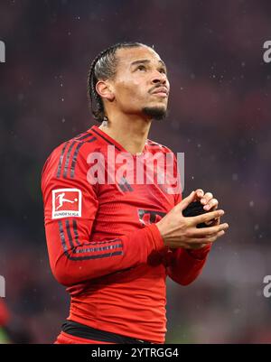 MÜNCHEN – 07. DEZEMBER: Leroy Sane von Bayern München sieht beim Bundesliga-Spiel zwischen dem FC Bayern München und dem 1. DEZEMBER zu. FC Heidenheim 1846 in der Allianz Arena am 07. Dezember 2024 in München. © diebilderwelt / Alamy Stock Stockfoto