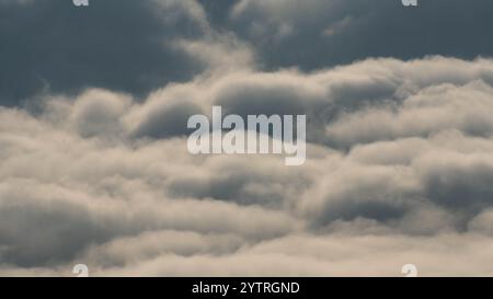 Zeitraffer fließender Nebelwellen über Berge. Fantastischer Naturhintergrund mit wunderschönem Wolkenmeer am Morgen. Stockfoto