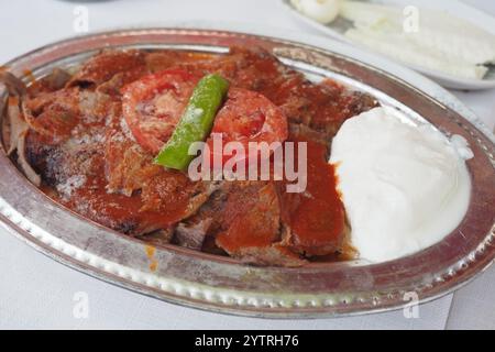 iskender Döner Kebab mit Butter, Tomatensauce und Joghurt, traditionelle türkische Mahlzeit Stockfoto