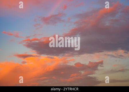 Ein atemberaubender und farbenfroher Sonnenuntergangshimmel voller lebendiger und schöner Wolken Stockfoto