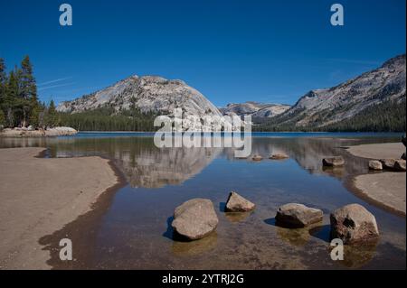 Berge spiegeln sich im Wasser eines Sees Stockfoto