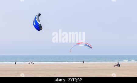 Paraglider und Kite Buggy am Strand Stockfoto