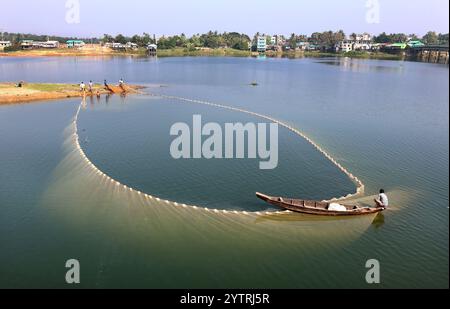 Rangamati, Rangamati Lake, Bangladesch. Dezember 2024. Im Winter fischen die Fischer im künstlichen Kaptai-See im Bezirk Rangamati in Bangladesch. Einer der größten künstlichen Süßwasserseen Südasiens, verteilt auf einem Gebiet von 54.000 Hektar an den Hängen der Hügel. Kleine Fischarten sind im Kaptai-See reichlich vorhanden. 95 Prozent der Fische im See sind Kechki, Chapila, Mala. Zu den 9 exotischen Fischarten gehören Graskarpfen, Silberkarpfen, Großkopfkarpfen, Carpio, Thai Sarputi, Thai Pangash, Mosambik Tilapia, Nilotica Tilapia. Es gibt mehr als 27.000 Registere Stockfoto