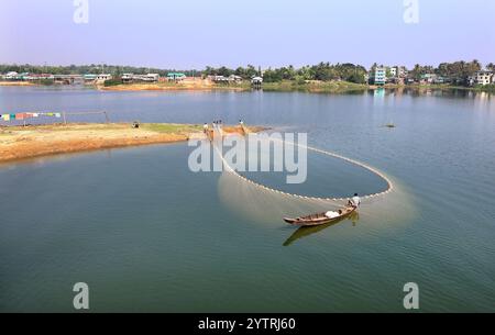 Rangamati, Rangamati Lake, Bangladesch. Dezember 2024. Im Winter fischen die Fischer im künstlichen Kaptai-See im Bezirk Rangamati in Bangladesch. Einer der größten künstlichen Süßwasserseen Südasiens, verteilt auf einem Gebiet von 54.000 Hektar an den Hängen der Hügel. Kleine Fischarten sind im Kaptai-See reichlich vorhanden. 95 Prozent der Fische im See sind Kechki, Chapila, Mala. Zu den 9 exotischen Fischarten gehören Graskarpfen, Silberkarpfen, Großkopfkarpfen, Carpio, Thai Sarputi, Thai Pangash, Mosambik Tilapia, Nilotica Tilapia. Es gibt mehr als 27.000 Registere Stockfoto