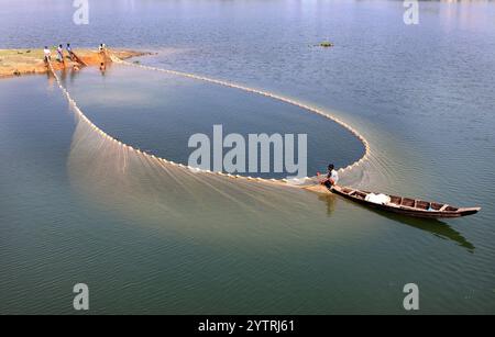 Chittagong, Rangamati Lake, Bangladesch. Dezember 2024. Im Winter fischen die Fischer im künstlichen Kaptai-See im Bezirk Rangamati in Bangladesch. Einer der größten künstlichen Süßwasserseen Südasiens, verteilt auf einem Gebiet von Ã¢â‚¬''¹about''¹Ã¢â‚¬ 54.000 Hektar an den Hängen der Hügel. Kleine Fischarten sind im Kaptai-See reichlich vorhanden. 95 Prozent der Fische im See sind Kechki, Chapila, Mala. Zu den 9 exotischen Fischarten gehören Graskarpfen, Silberkarpfen, Großkopfkarpfen, Carpio, Thai Sarputi, Thai Pangash, Mosambik Tilapia, Nilotica Tilapia. Es gibt mehr als 27. 00 Stockfoto