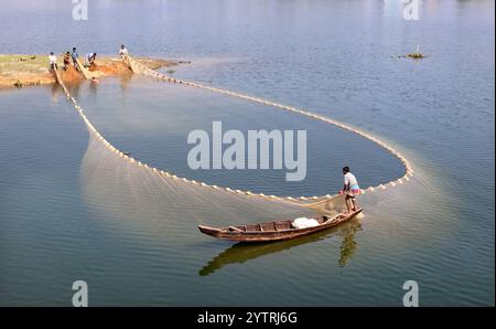 Rangamati, Rangamati Lake, Bangladesch. Dezember 2024. Im Winter fischen die Fischer im künstlichen Kaptai-See im Bezirk Rangamati in Bangladesch. Einer der größten künstlichen Süßwasserseen Südasiens, verteilt auf einem Gebiet von 54.000 Hektar an den Hängen der Hügel. Kleine Fischarten sind im Kaptai-See reichlich vorhanden. 95 Prozent der Fische im See sind Kechki, Chapila, Mala. Zu den 9 exotischen Fischarten gehören Graskarpfen, Silberkarpfen, Großkopfkarpfen, Carpio, Thai Sarputi, Thai Pangash, Mosambik Tilapia, Nilotica Tilapia. Es gibt mehr als 27.000 Registere Stockfoto