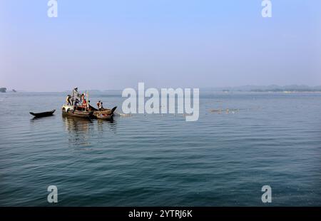 Rangamati, Rangamati Lake, Bangladesch. Dezember 2024. Im Winter fischen die Fischer im künstlichen Kaptai-See im Bezirk Rangamati in Bangladesch. Einer der größten künstlichen Süßwasserseen Südasiens, verteilt auf einem Gebiet von 54.000 Hektar an den Hängen der Hügel. Kleine Fischarten sind im Kaptai-See reichlich vorhanden. 95 Prozent der Fische im See sind Kechki, Chapila, Mala. Zu den 9 exotischen Fischarten gehören Graskarpfen, Silberkarpfen, Großkopfkarpfen, Carpio, Thai Sarputi, Thai Pangash, Mosambik Tilapia, Nilotica Tilapia. Es gibt mehr als 27.000 Registere Stockfoto