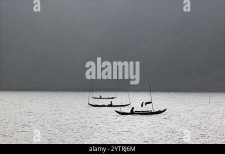 Rangamati, Rangamati Lake, Bangladesch. Dezember 2024. Im Winter fischen die Fischer im künstlichen Kaptai-See im Bezirk Rangamati in Bangladesch. Einer der größten künstlichen Süßwasserseen Südasiens, verteilt auf einem Gebiet von 54.000 Hektar an den Hängen der Hügel. Kleine Fischarten sind im Kaptai-See reichlich vorhanden. 95 Prozent der Fische im See sind Kechki, Chapila, Mala. Zu den 9 exotischen Fischarten gehören Graskarpfen, Silberkarpfen, Großkopfkarpfen, Carpio, Thai Sarputi, Thai Pangash, Mosambik Tilapia, Nilotica Tilapia. Es gibt mehr als 27.000 Registere Stockfoto