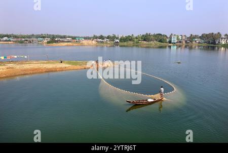 Rangamati, Rangamati Lake, Bangladesch. Dezember 2024. Im Winter fischen die Fischer im künstlichen Kaptai-See im Bezirk Rangamati in Bangladesch. Einer der größten künstlichen Süßwasserseen Südasiens, verteilt auf einem Gebiet von 54.000 Hektar an den Hängen der Hügel. Kleine Fischarten sind im Kaptai-See reichlich vorhanden. 95 Prozent der Fische im See sind Kechki, Chapila, Mala. Zu den 9 exotischen Fischarten gehören Graskarpfen, Silberkarpfen, Großkopfkarpfen, Carpio, Thai Sarputi, Thai Pangash, Mosambik Tilapia, Nilotica Tilapia. Es gibt mehr als 27.000 Registere Stockfoto