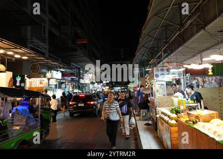 Jakarta, Indonesien, 22. November 2024: Pratunam Night Market. Der Markt bietet eine Vielzahl von Imbissständen und Waren für Touristen. Stockfoto