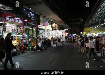 Jakarta, Indonesien, 22. November 2024: Pratunam Night Market. Der Markt bietet eine Vielzahl von Imbissständen und Waren für Touristen. Stockfoto