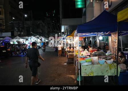 Jakarta, Indonesien, 22. November 2024: Pratunam Night Market. Der Markt bietet eine Vielzahl von Imbissständen und Waren für Touristen. Stockfoto