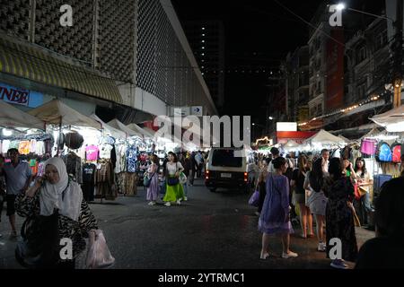 Jakarta, Indonesien, 22. November 2024: Pratunam Night Market. Der Markt bietet eine Vielzahl von Imbissständen und Waren für Touristen. Stockfoto