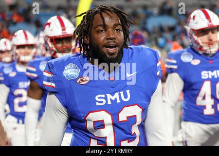 Charlotte, North Carolina, USA. Dezember 2024. Der südwestliche Methodist Mustangs Defensive Tackle KEVIN ALLEN (93) wurde vor dem NCAA ACC Championship-Spiel 2024 zwischen den SMU Mustangs und den Clemson Tigers im Bank of America Stadium in Charlotte, NC am 7. Dezember 2024 gesehen. (Kreditbild: © Cory Knowlton/ZUMA Press Wire) NUR REDAKTIONELLE VERWENDUNG! Nicht für kommerzielle ZWECKE! Quelle: ZUMA Press, Inc./Alamy Live News Stockfoto