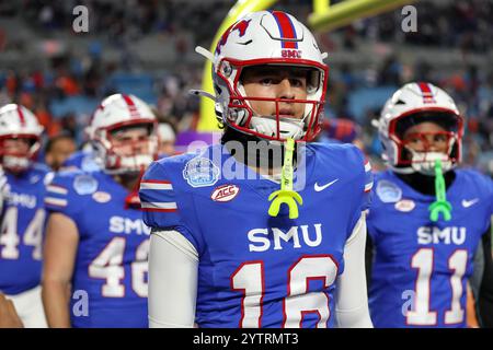 Charlotte, North Carolina, USA. Dezember 2024. ASHTON COZART (16) wurde vor dem NCAA ACC Championship-Spiel 2024 zwischen den SMU Mustangs und den Clemson Tigers im Bank of America Stadium in Charlotte, NC am 7. Dezember 2024 gesehen. (Kreditbild: © Cory Knowlton/ZUMA Press Wire) NUR REDAKTIONELLE VERWENDUNG! Nicht für kommerzielle ZWECKE! Quelle: ZUMA Press, Inc./Alamy Live News Stockfoto