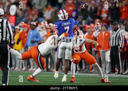 Charlotte, North Carolina, USA. Dezember 2024. KEVIN JENNINGS (7), Quarterback des südmethodistischen Mustangs, wirft im zweiten Quartal des NCAA ACC Championship-Spiels 2024 zwischen den SMU Mustangs und den Clemson Tigers im Bank of America Stadium in Charlotte, NC, am 7. Dezember 2024 eine Interception ein. (Kreditbild: © Cory Knowlton/ZUMA Press Wire) NUR REDAKTIONELLE VERWENDUNG! Nicht für kommerzielle ZWECKE! Quelle: ZUMA Press, Inc./Alamy Live News Stockfoto