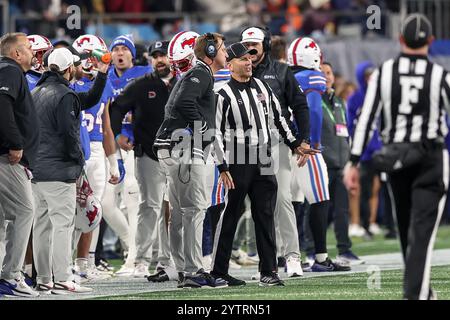 Charlotte, North Carolina, USA. Dezember 2024. RHETT LASHLEE, Cheftrainer des Southern Methodist Mustangs, spricht mit dem Schiedsrichter im zweiten Quartal des NCAA ACC Championship-Spiels 2024 zwischen den SMU Mustangs und den Clemson Tigers im Bank of America Stadium in Charlotte, NC am 7. Dezember 2024. (Kreditbild: © Cory Knowlton/ZUMA Press Wire) NUR REDAKTIONELLE VERWENDUNG! Nicht für kommerzielle ZWECKE! Quelle: ZUMA Press, Inc./Alamy Live News Stockfoto