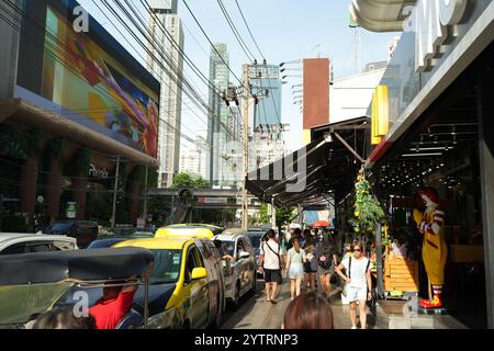 Bangkok, Thailand - 20. November 2024: Fußgänger voller Touristen spazieren auf der Phetchaburi Rd Stockfoto