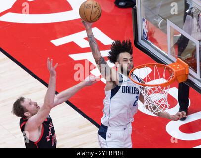 Toronto, Kanada. Dezember 2024. Dereck Lively II (R) der Dallas Mavericks dunks während des regulären NBA-Saisonspiels 2024-2025 zwischen Toronto Raptors und Dallas Mavericks in Toronto, Kanada, 7. Dezember 2024. Quelle: Zou Zheng/Xinhua/Alamy Live News Stockfoto