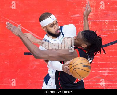 Toronto, Kanada. Dezember 2024. Daniel Gafford (L) von Dallas Mavericks gibt den Ball während des regulären NBA-Saisonspiels 2024-2025 zwischen Toronto Raptors und Dallas Mavericks in Toronto, Kanada, am 7. Dezember 2024. Quelle: Zou Zheng/Xinhua/Alamy Live News Stockfoto