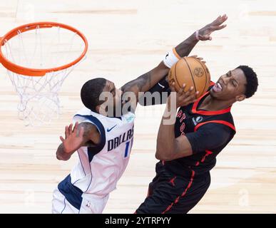 Toronto, Kanada. Dezember 2024. Kyrie Irving (L) von Dallas Mavericks verteidigt RJ Barrett von Toronto Raptors während des regulären NBA-Saisonspiels 2024-2025 zwischen Toronto Raptors und Dallas Mavericks in Toronto, Kanada, 7. Dezember 2024. Quelle: Zou Zheng/Xinhua/Alamy Live News Stockfoto