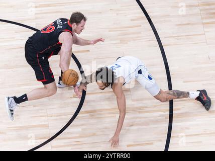 Toronto, Kanada. Dezember 2024. Dereck Lively II (R) von Dallas Mavericks streitet mit Jakob Poeltl von Toronto Raptors während des regulären NBA-Saisonspiels 2024-2025 zwischen Toronto Raptors und Dallas Mavericks in Toronto, Kanada, am 7. Dezember 2024. Quelle: Zou Zheng/Xinhua/Alamy Live News Stockfoto