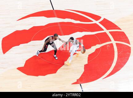 Toronto, Kanada. Dezember 2024. Ochai Agbaji (L) von Toronto Raptors verteidigt Kyrie Irving von Dallas Mavericks während des regulären NBA-Saisonspiels 2024-2025 zwischen Toronto Raptors und Dallas Mavericks in Toronto, Kanada, 7. Dezember 2024. Quelle: Zou Zheng/Xinhua/Alamy Live News Stockfoto