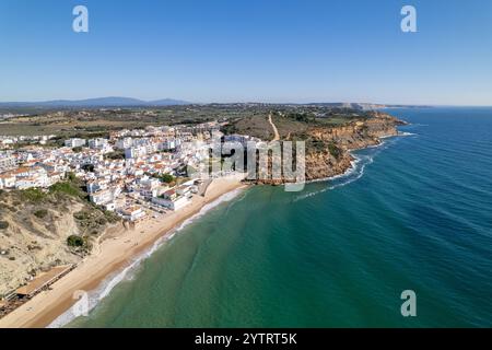 Panoramablick auf Praia do Burgau (Burgauer Strand), in Vila do Bispo, Algarve, Portugal. Stockfoto