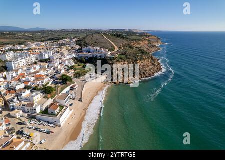 Wunderschöner Blick auf das Meer von Praia do Burgau (Burgau-Strand) in Vila do Bispo, Algarve, Portugal. Stockfoto