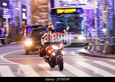 Am 6. Dezember 2024 begrüßt ein Biker in Shibuya in Tokio, Japan. Während der Blue Cave Illumination 2024 werden bis zum 25. Dezember Tausende von blauen LED-Leuchten entlang 800 Metern vom Yoyogi Park bis zum Shoppingviertel von Shibuya ausgestellt. Die Weihnachtszeit ist beliebt bei Paaren, die die Lichter nach der Arbeit als Dattelflecken besuchen. Quelle: Rodrigo Reyes Marin/AFLO/Alamy Live News Stockfoto