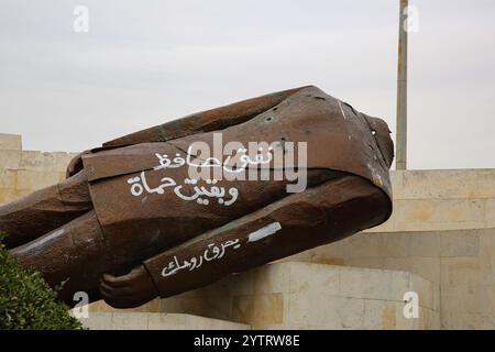 7. Dezember 2024: Hama, Syrien. Dezember 2024. Die abgerissene Statue des ehemaligen syrischen Präsidenten Hafez al-Assad in der syrischen Stadt Hama nach dem Vormarsch syrischer Rebellengruppen unter der Führung von Hayat Tahrir al-Sham. Eine große Anzahl von Kindern posierte in der Nähe der Statue, während sich die Ereignisse schnell entfalten, während der rasche Vormarsch der Opposition in Syrien, der am 27. November begann (Foto: © Juma Mohammad/IMAGESLIVE via ZUMA Press Wire) NUR REDAKTIONELLE VERWENDUNG! Nicht für kommerzielle ZWECKE! Stockfoto