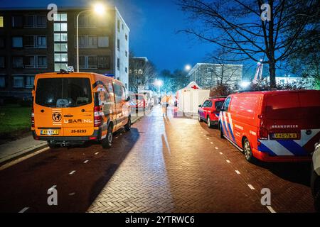 DEN HAAG - Rettungsdienste suchen unter den Trümmern nahe dem Tarwekamp nach Opfern. Zwei Explosionen verursachten große Verwüstung und zerstörten mehrere Häuser. Bisher wurden fünf Leichen gefunden. ANP JOSH WALET niederlande aus - belgien aus Stockfoto