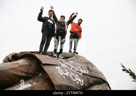 7. Dezember 2024: Hama, Syrien. Dezember 2024. Die abgerissene Statue des ehemaligen syrischen Präsidenten Hafez al-Assad in der syrischen Stadt Hama nach dem Vormarsch syrischer Rebellengruppen unter der Führung von Hayat Tahrir al-Sham. Eine große Anzahl von Kindern posierte in der Nähe der Statue, während sich die Ereignisse schnell entfalten, während der rasche Vormarsch der Opposition in Syrien, der am 27. November begann (Foto: © Juma Mohammad/IMAGESLIVE via ZUMA Press Wire) NUR REDAKTIONELLE VERWENDUNG! Nicht für kommerzielle ZWECKE! Stockfoto