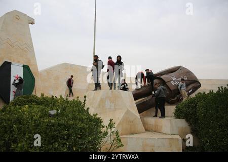 7. Dezember 2024: Hama, Syrien. Dezember 2024. Die abgerissene Statue des ehemaligen syrischen Präsidenten Hafez al-Assad in der syrischen Stadt Hama nach dem Vormarsch syrischer Rebellengruppen unter der Führung von Hayat Tahrir al-Sham. Eine große Anzahl von Kindern posierte in der Nähe der Statue, während sich die Ereignisse schnell entfalten, während der rasche Vormarsch der Opposition in Syrien, der am 27. November begann (Foto: © Juma Mohammad/IMAGESLIVE via ZUMA Press Wire) NUR REDAKTIONELLE VERWENDUNG! Nicht für kommerzielle ZWECKE! Stockfoto