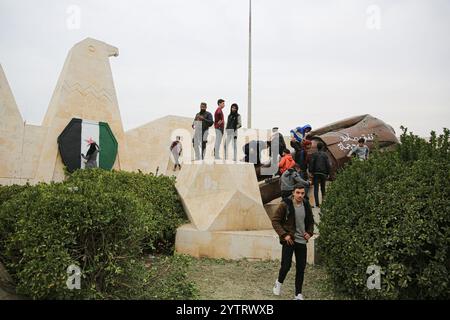 7. Dezember 2024: Hama, Syrien. Dezember 2024. Die abgerissene Statue des ehemaligen syrischen Präsidenten Hafez al-Assad in der syrischen Stadt Hama nach dem Vormarsch syrischer Rebellengruppen unter der Führung von Hayat Tahrir al-Sham. Eine große Anzahl von Kindern posierte in der Nähe der Statue, während sich die Ereignisse schnell entfalten, während der rasche Vormarsch der Opposition in Syrien, der am 27. November begann (Foto: © Juma Mohammad/IMAGESLIVE via ZUMA Press Wire) NUR REDAKTIONELLE VERWENDUNG! Nicht für kommerzielle ZWECKE! Stockfoto