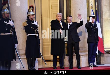 Paris, Frankreich. Dezember 2024. Der französische Präsident Emmanuel Macron (2. R) trifft sich am 7. Dezember 2024 im Elysee Palace in Paris mit dem designierten US-Präsidenten Donald Trump (C). Macron traf sich hier mit Trump vor der Einweihung der restaurierten Kathedrale Notre-Dame de Paris. Quelle: Gao Jing/Xinhua/Alamy Live News Stockfoto