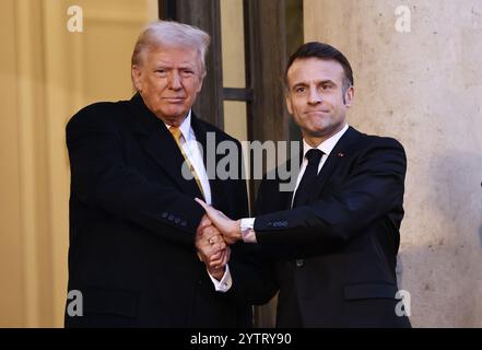 Paris, Frankreich. Dezember 2024. Der französische Präsident Emmanuel Macron (R) trifft sich am 7. Dezember 2024 im Elysee Palace in Paris mit dem designierten US-Präsidenten Donald Trump. Macron traf sich hier mit Trump vor der Einweihung der restaurierten Kathedrale Notre-Dame de Paris. Quelle: Gao Jing/Xinhua/Alamy Live News Stockfoto