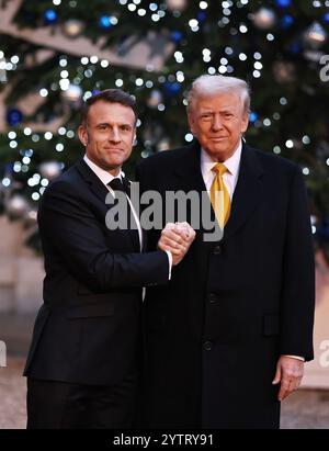 Paris, Frankreich. Dezember 2024. Der französische Präsident Emmanuel Macron (L) trifft sich am 7. Dezember 2024 im Elysee Palace in Paris mit dem designierten US-Präsidenten Donald Trump. Macron traf sich hier mit Trump vor der Einweihung der restaurierten Kathedrale Notre-Dame de Paris. Quelle: Gao Jing/Xinhua/Alamy Live News Stockfoto