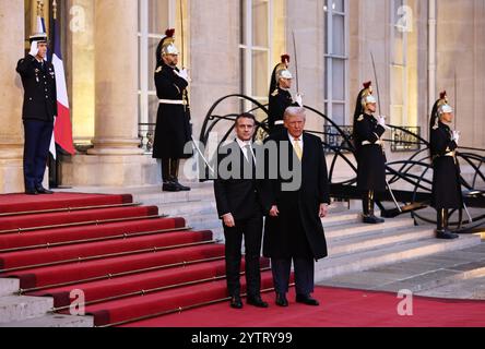 Paris, Frankreich. Dezember 2024. Der französische Präsident Emmanuel Macron (L, Front) trifft sich am 7. Dezember 2024 im Elysee Palace in Paris mit dem designierten US-Präsidenten Donald Trump (R, Front). Macron traf sich hier mit Trump vor der Einweihung der restaurierten Kathedrale Notre-Dame de Paris. Quelle: Gao Jing/Xinhua/Alamy Live News Stockfoto