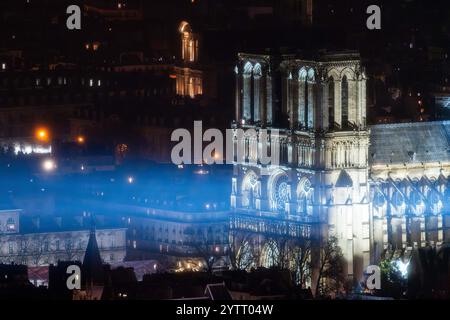 Allgemeine Ansicht vom Montparnasse-Turm während seiner offiziellen Wiedereröffnung nach mehr als fünf Jahren Wiederaufbauarbeiten nach dem Brand im April 2019, in Paris am 7. Dezember 2024. Die Kathedrale Notre-Dame wird Anfang Dezember 2024 wiedereröffnet, mit einem Wochenende mit Zeremonien am 7. Und 8. Dezember 2024, fünf Jahre nach dem Brand von 2019, der das Weltkulturerbe verwüstete und den Turm stürzte. Rund 250 Unternehmen und Hunderte von Experten wurden für die fünfjährige Restaurierung mobilisiert, die Hunderte Millionen Euro kostete. Foto: Alexis Jumeau/ABACAPRESS. KOM Stockfoto