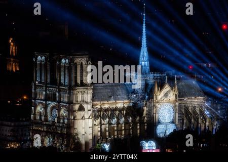 Allgemeine Ansicht vom Montparnasse-Turm während seiner offiziellen Wiedereröffnung nach mehr als fünf Jahren Wiederaufbauarbeiten nach dem Brand im April 2019, in Paris am 7. Dezember 2024. Die Kathedrale Notre-Dame wird Anfang Dezember 2024 wiedereröffnet, mit einem Wochenende mit Zeremonien am 7. Und 8. Dezember 2024, fünf Jahre nach dem Brand von 2019, der das Weltkulturerbe verwüstete und den Turm stürzte. Rund 250 Unternehmen und Hunderte von Experten wurden für die fünfjährige Restaurierung mobilisiert, die Hunderte Millionen Euro kostete. Foto: Alexis Jumeau/ABACAPRESS. KOM Stockfoto