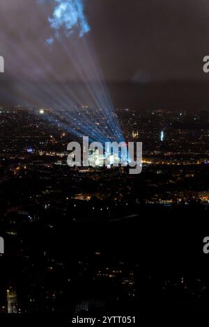 Allgemeine Ansicht vom Montparnasse-Turm während seiner offiziellen Wiedereröffnung nach mehr als fünf Jahren Wiederaufbauarbeiten nach dem Brand im April 2019, in Paris am 7. Dezember 2024. Die Kathedrale Notre-Dame wird Anfang Dezember 2024 wiedereröffnet, mit einem Wochenende mit Zeremonien am 7. Und 8. Dezember 2024, fünf Jahre nach dem Brand von 2019, der das Weltkulturerbe verwüstete und den Turm stürzte. Rund 250 Unternehmen und Hunderte von Experten wurden für die fünfjährige Restaurierung mobilisiert, die Hunderte Millionen Euro kostete. Foto: Alexis Jumeau/ABACAPRESS. KOM Stockfoto